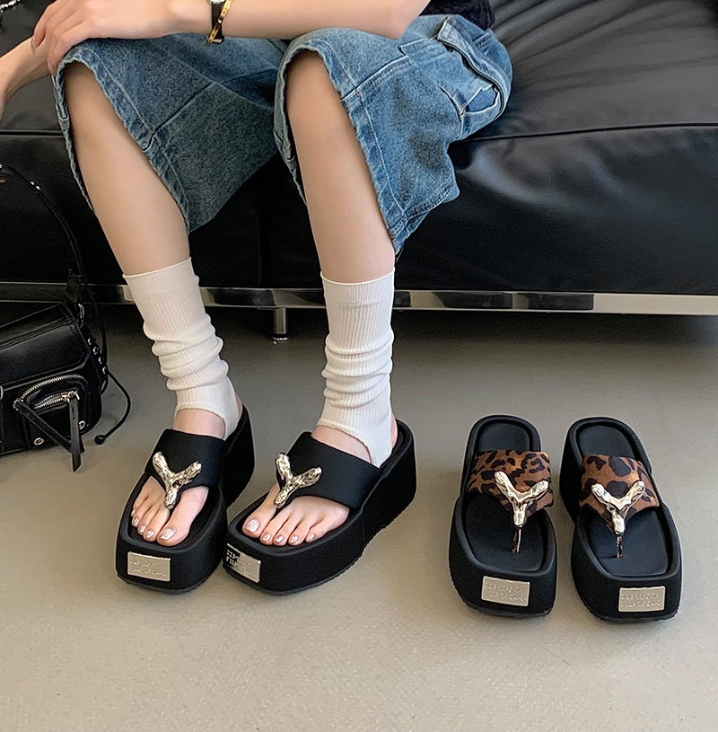 2026 Summer New Thick Sole Fashion Flip Flops Women's Slippers Simple Versatile Metal Buckle